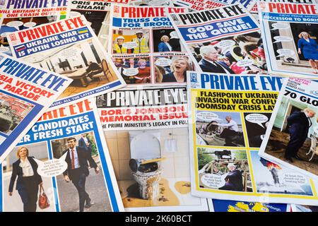 Sammlung von Titelseiten des Magazins Private Eye News und current Affairs mit 2022 Schlagzeilen über die britische Regierung, den Tod von Queen und den Ukraine-Krieg Stockfoto