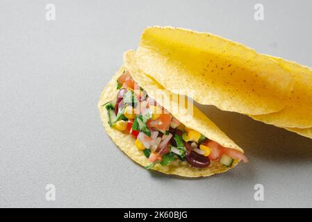 Hausgemachte vegane Tacos mit schwarzen Bohnen, Mais und Gemüse. Das Konzept der sauberen Ernährung, pflanzliche Lebensmittel. Draufsicht. Reducetarian, Flexitarian Stockfoto