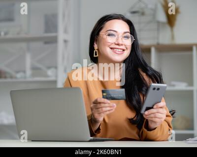 Online-Zahlung glücklich Frau Corporate Order Stockfoto