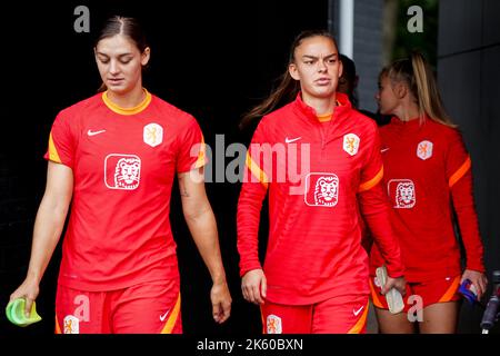 ZEIST, NIEDERLANDE - 10. OKTOBER: Aniek Nouwen aus den Niederlanden und Romee Leuchter aus den Niederlanden während einer Trainingsveranstaltung der niederländischen Fußballmannschaft der Frauen auf dem KNVB Campus am 10. Oktober 2022 in Zeist, Niederlande (Foto: Jeroen Meuwsen/Orange Picles) Stockfoto