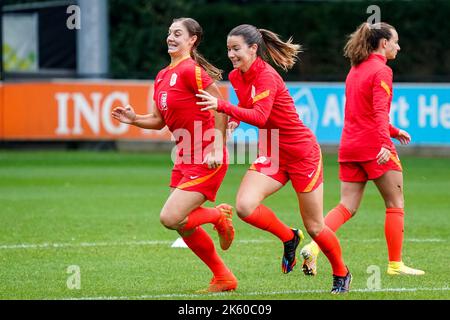 ZEIST, NIEDERLANDE - 10. OKTOBER: Aniek Nouwen aus den Niederlanden und Damaris Ekurrola aus den Niederlanden während einer Trainingsveranstaltung der niederländischen Fußballmannschaft der Frauen auf dem KNVB Campus am 10. Oktober 2022 in Zeist, Niederlande (Foto: Jeroen Meuwsen/Orange Picles) Stockfoto