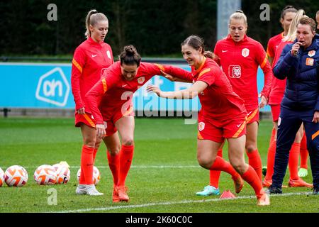 ZEIST, NIEDERLANDE - 10. OKTOBER: Merel van Dongen aus den Niederlanden und Aniek Nouwen aus den Niederlanden während einer Trainingssitzung der niederländischen Fußballmannschaft der Frauen auf dem KNVB Campus am 10. Oktober 2022 in Zeist, Niederlande (Foto: Jeroen Meuwsen/Orange Picles) Stockfoto