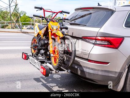 Samara, Russland - 05. Juni 2022: Fahrräder werden auf dem hinteren Stoßfänger des Autos getragen. Fahrräder sind an der Rückseite des Fahrzeugs festgeschnallt. Freizeitreise in der Stockfoto