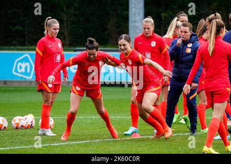 ZEIST, NIEDERLANDE - 10. OKTOBER: Merel van Dongen aus den Niederlanden und Aniek Nouwen aus den Niederlanden während einer Trainingssitzung der niederländischen Fußballmannschaft der Frauen auf dem KNVB Campus am 10. Oktober 2022 in Zeist, Niederlande (Foto: Jeroen Meuwsen/Orange Picles) Stockfoto