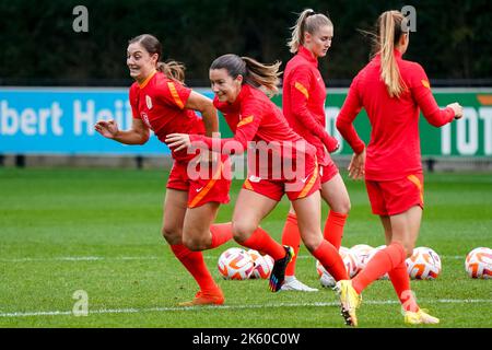 ZEIST, NIEDERLANDE - 10. OKTOBER: Aniek Nouwen aus den Niederlanden und Damaris Ekurrola aus den Niederlanden während einer Trainingsveranstaltung der niederländischen Fußballmannschaft der Frauen auf dem KNVB Campus am 10. Oktober 2022 in Zeist, Niederlande (Foto: Jeroen Meuwsen/Orange Picles) Stockfoto