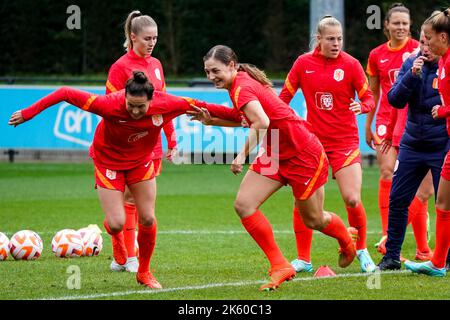 ZEIST, NIEDERLANDE - 10. OKTOBER: Merel van Dongen aus den Niederlanden und Aniek Nouwen aus den Niederlanden während einer Trainingssitzung der niederländischen Fußballmannschaft der Frauen auf dem KNVB Campus am 10. Oktober 2022 in Zeist, Niederlande (Foto: Jeroen Meuwsen/Orange Picles) Stockfoto