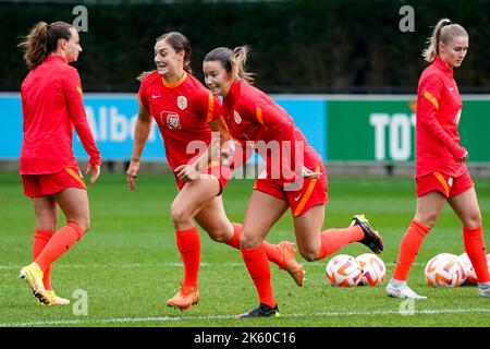 ZEIST, NIEDERLANDE - 10. OKTOBER: Aniek Nouwen aus den Niederlanden und Damaris Ekurrola aus den Niederlanden während einer Trainingsveranstaltung der niederländischen Fußballmannschaft der Frauen auf dem KNVB Campus am 10. Oktober 2022 in Zeist, Niederlande (Foto: Jeroen Meuwsen/Orange Picles) Stockfoto