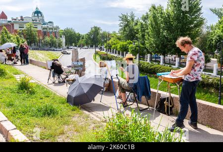 Samara, Russland - 4. Juni 2022: Künstler malen an sonnigen Sommertagen Stadtansichten im Freien Stockfoto