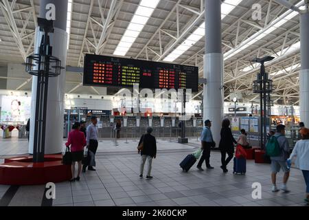 KAOHSIUNG, TAIWAN - 30. NOVEMBER 2018: Passagiere besuchen den Hauptbahnhof von Kaohsiung, Taiwan. Der Bahnhof Kaohsiung bedient mehr als 14 Millionen Passagiere pro Jahr Stockfoto