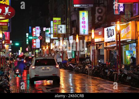 KEELUNG, TAIWAN - 23. NOVEMBER 2018: Blick auf die regnerische Stadt in Keelung, Taiwan. Keelung ist die 9. bevölkerungsreichste Stadt Taiwans. Stockfoto