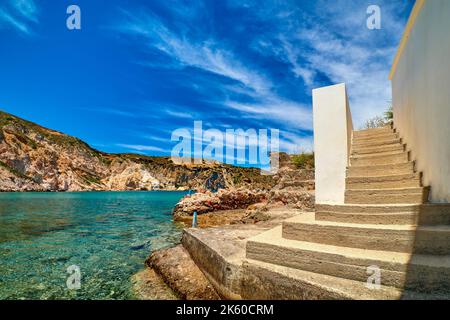 Treppen zum azurblauen Meer der abgelegenen Bucht auf der griechischen Insel am Sommertag. Stockfoto