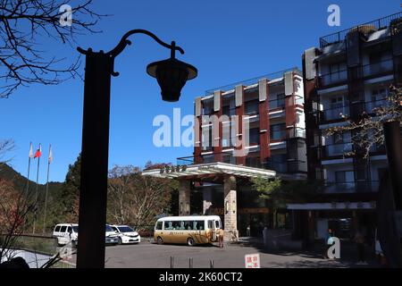 ALISHAN, TAIWAN - 1. DEZEMBER 2018: Alishan House National Park Hotel in Alishan, Taiwan. Alishan National Scenic Area ist ein wichtiges touristisches Ziel Stockfoto