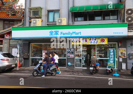 YEHLIU, TAIWAN - 24. NOVEMBER 2018: FamilyMart-Geschäft in Taiwan. Family Mart ist einer der größten Lebensmittelhändler der Welt, mit m Stockfoto