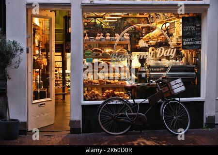 AMSTERDAM, NIEDERLANDE - 6. DEZEMBER 2018: Lokales niederländisches Bäckereigeschäft und Café Bake My Day in Amsterdam, Niederlande. Stockfoto