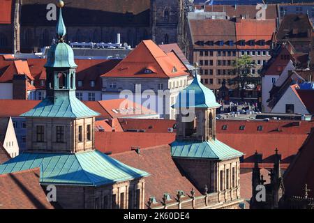 Nürnberg, Deutschland. Die Dächer der Altstadt mit dem Rathaus. Stockfoto