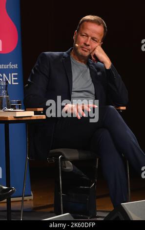 Köln, Deutschland. 09. Oktober 2022. Journalist Georg Restle auf der Bühne des lit Cologne special, dem internationalen literaturfestival Credit: Horst Galuschka/dpa/Horst Galuschka dpa/Alamy Live News Stockfoto