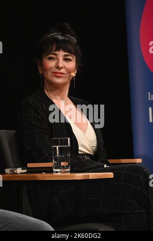 Köln, Deutschland. 09. Oktober 2022. Journalist Mely Kiyak auf der Bühne des lit Cologne special, dem internationalen literaturfestival Credit: Horst Galuschka/dpa/Horst Galuschka dpa/Alamy Live News Stockfoto