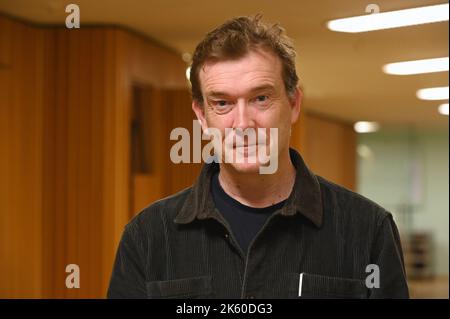 Köln, Deutschland. 08. Oktober 2022. Der britische Schriftsteller David Mitchell auf der Bühne des lit Cologne special, dem internationalen literaturfestival Credit: Horst Galuschka/dpa/Horst Galuschka dpa/Alamy Live News Stockfoto