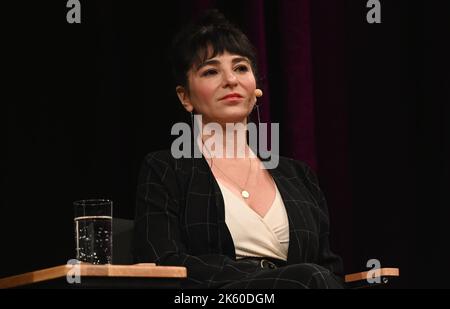 Köln, Deutschland. 09. Oktober 2022. Journalist Mely Kiyak auf der Bühne des lit Cologne special, dem internationalen literaturfestival Credit: Horst Galuschka/dpa/Horst Galuschka dpa/Alamy Live News Stockfoto