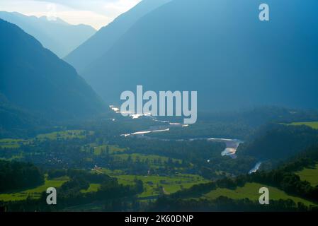 Soča Flusstal in den slowenischen Alpen Stockfoto