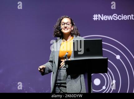 Dr. Alexandra Amon erklärt, wie ihre Forschung zum Verständnis des Dunklen Universums durch den Einsatz eines Werkzeugs ‘schwache Gravitationslinse’ bei New Scientist Live 2022 erleichtert wird Stockfoto