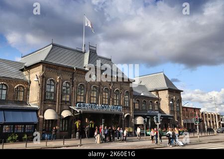 GÖTEBORG, SCHWEDEN – 27. AUGUST 2018: Passagiere besuchen den Hauptbahnhof von Göteborg in Schweden. Es ist der 2. verkehrsreichste Bahnhof in Schweden mit 27 mil Stockfoto