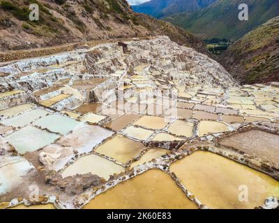 Die berühmten Salzteiche von Maras in Peru, Südamerika. Erbaut in AD200-AD900 von der Chanapata-Kultur, vor den Inkas, auf einer Höhe von 3.000 m. Stockfoto