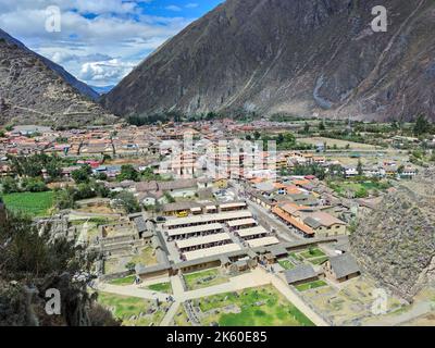 Ollantaytambo, Panoramablick auf diese Stadt in der Provinz Urubamba, Region Cusco, Peru. Während des Inka-Reiches war dies der königliche Besitz des Imperators. Stockfoto