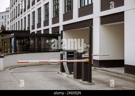 Schranke mit Licht am Eingang zur Tiefgarage. Stockfoto