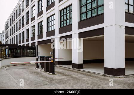Schranke mit Licht am Eingang zur Tiefgarage. Stockfoto