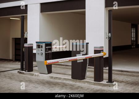 Schranke mit Licht am Eingang zur Tiefgarage. Stockfoto