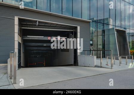 Eingang zur Tiefgarage im Gebäude. Stockfoto