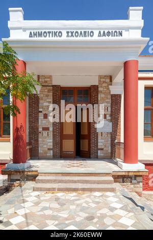 Lokale Grundschule des Dorfes Dafia, auf der Insel Lesvos, Griechenland. Es ist im modernen neoklassizistischen Stil mit hellen Farben und lokalem Stein gebaut. Stockfoto