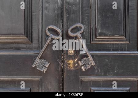 FUNCHAL, PORTUGAL - 29. AUGUST 2021: Dies sind die alten Türknöpfe in Form von Schlüsseln an den Türen des Ornelas-Palastes. Stockfoto