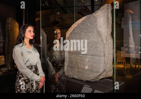 London, Großbritannien. 11. Oktober 2022. The Rosetta Stone - The British Museum sieht die Eröffnung der großen Ausstellung Hieroglyphen: Unlocking Ancient Egypt vor, die am 13. Oktober 2022 für die Öffentlichkeit geöffnet wird. Kredit: Guy Bell/Alamy Live Nachrichten Stockfoto