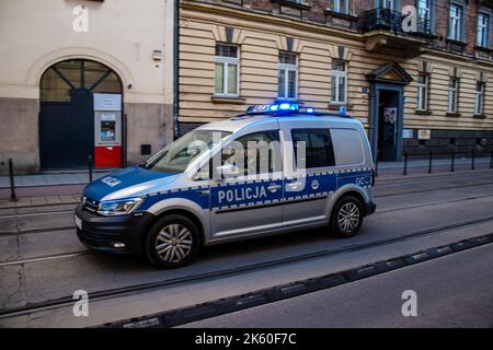 Krakau, Polen - 08. Oktober 2022 Polizeiauto fährt im Zentrum von Krakau in Polen Stockfoto