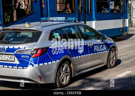 Krakau, Polen - 08. Oktober 2022 Polizeiauto fährt im Zentrum von Krakau in Polen Stockfoto