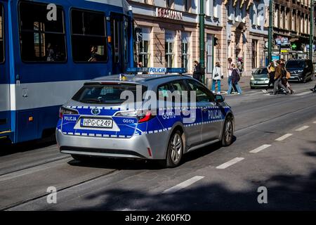 Krakau, Polen - 08. Oktober 2022 Polizeiauto fährt im Zentrum von Krakau in Polen Stockfoto