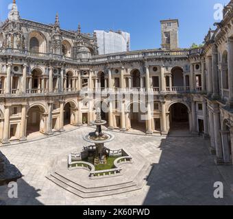 Tomar Portugal - 08 09 2022: Blick auf den Renaissance-Kreuzgang, mit einem verzierten Brunnen in der Mitte, einem ikonischen Stück der portugiesischen Renaissance Stockfoto