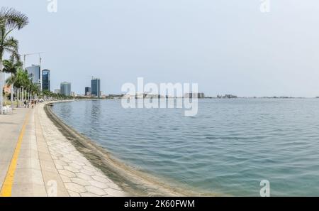 Luanda Angola - 09 17 2022: Panoramablick auf die Luanda Bucht und Luanda marginal, Fußgängerweg mit tropischen Palmen, Downtown Lifestyle, Taxi Stockfoto