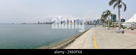 Luanda Angola - 09 17 2022: Panoramablick auf die Luanda Bucht und Luanda marginal, Fußgängerweg mit tropischen Palmen, Downtown Lifestyle, Taxi Stockfoto