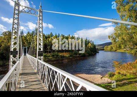 Cambus O' May Hängebrücke über den Fluss Dee in der Nähe von ballater in Royal Deeside, Aberdeenshire, Schottland Stockfoto