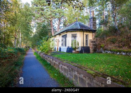 Der alte Bahnhof und Bahnsteig in Cambus O' May in der Nähe von Ballater in Royal Deeside, Aberdeenshire, Schottland Stockfoto