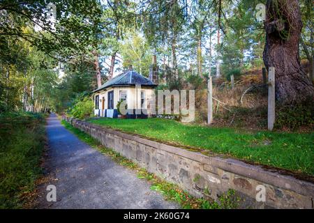 Der alte Bahnhof und Bahnsteig in Cambus O' May in der Nähe von Ballater in Royal Deeside, Aberdeenshire, Schottland Stockfoto