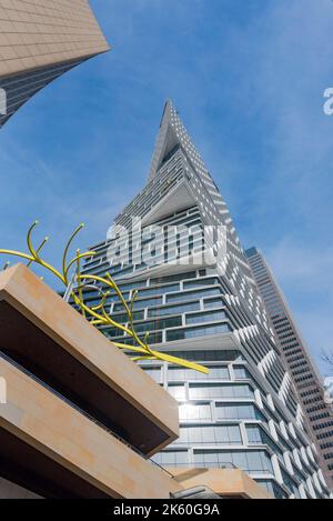 Juli 2022: Der neu eröffnete AMP Quay Quarter Tower befindet sich in der 50 Bridge Street, Sydney, Australien Stockfoto