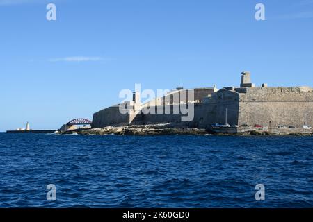 Valletta, Malta - Februar 17. 2022: WW2 Wachtürme auf Fort Saint Elmo, einem Sternfort, das von 1552 bis 1972 in Betrieb war. Stockfoto