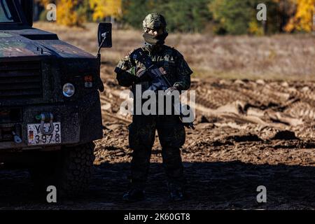 Rukla, Litauen - 2022. Oktober 10: Deutschland NATO-Soldaten mit voller Soldatenausrüstung. Die Organisation Des Nordatlantikvertrags Stockfoto