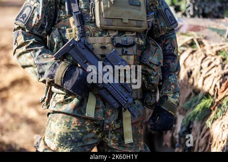 Rukla, Litauen - 2022. Oktober 10: Deutschland NATO-Soldaten mit voller Soldatenausrüstung. Die Organisation Des Nordatlantikvertrags Stockfoto