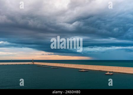 Dramatischer Himmel und Wolken während eines Sturms über dem Mittelmeer, Valencia, Spanien, Europa Stockfoto