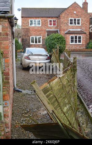 Nach dem Sturm Arwen york yorkshire united Kingdom wurde der Gartenzaun auf das Auto heruntergeblasen Stockfoto